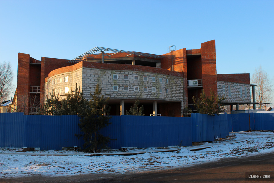 На Сенной улице продолжается строительство торгового дома