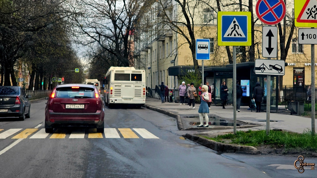 Объёмные фигуры школьника и школьницы вернули к переходам в центре Новгорода