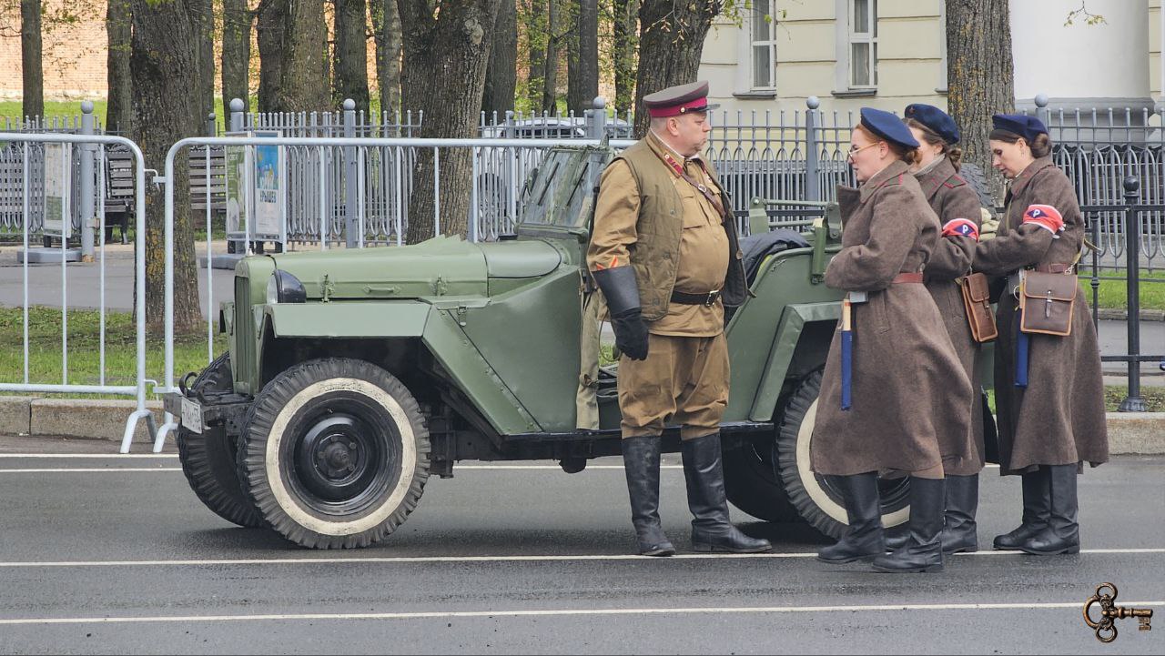 В Великом Новгороде состоялось торжественное прохождение войск и техники