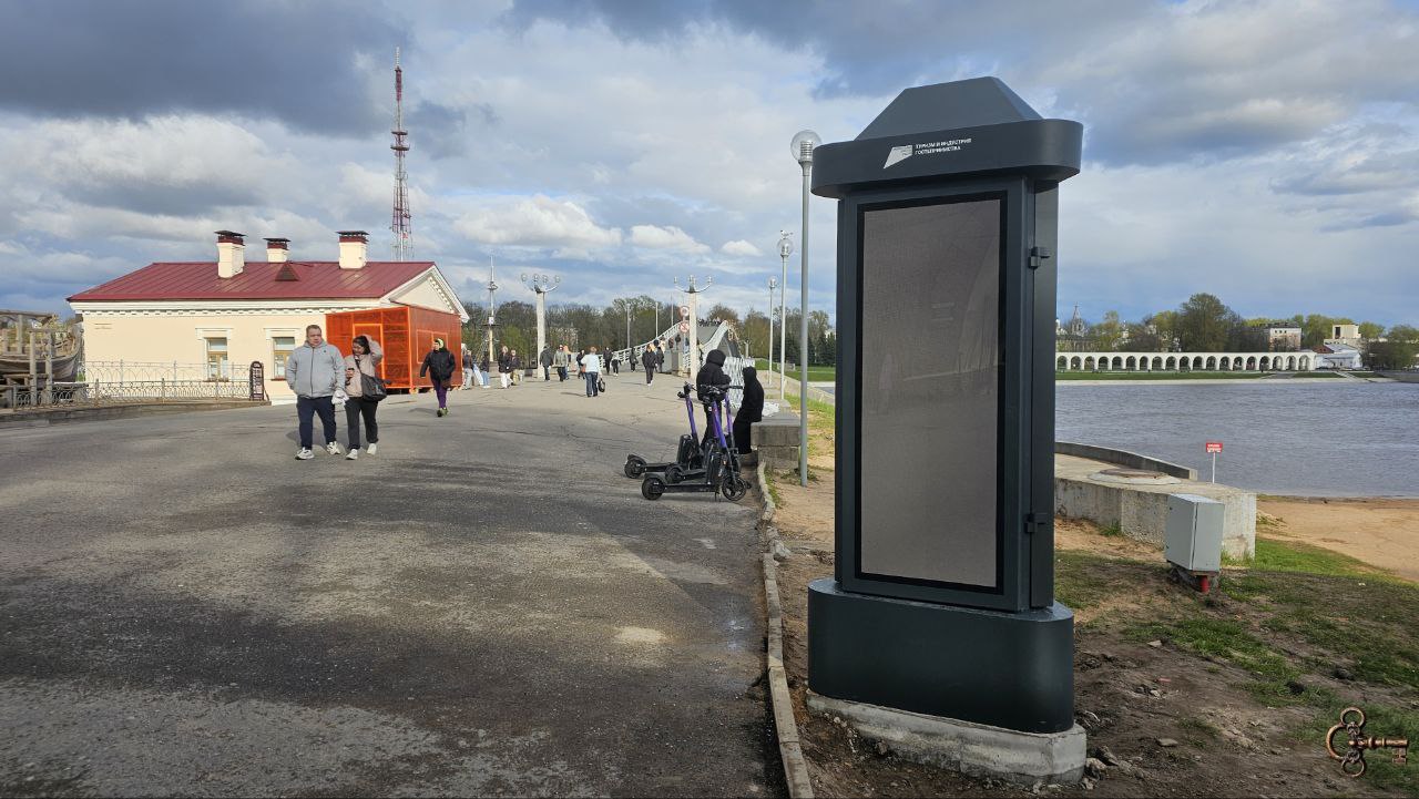 У входа в кремль включили афишную тумбу театра «Садко»