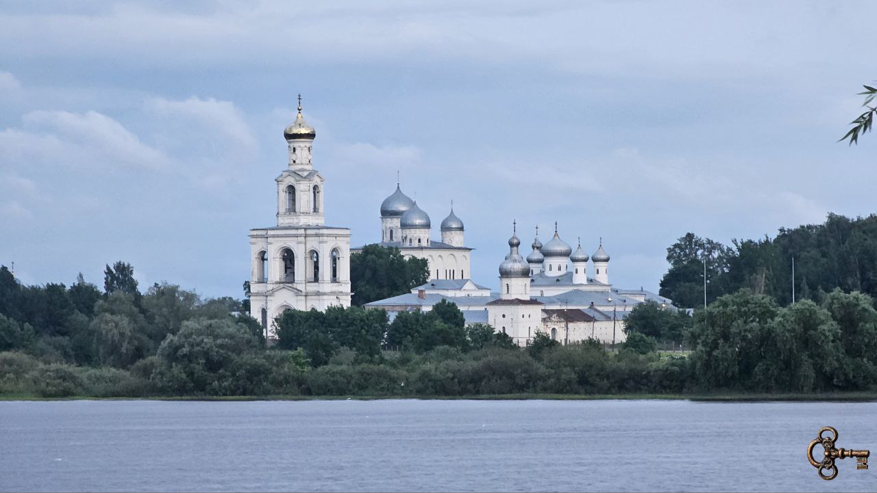 «Клубничная Луна» скрывается от новгородцев за облаками