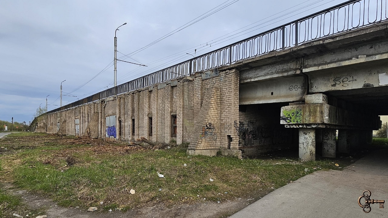 Тротуар на путепроводе по проспекту Александра Корсунова