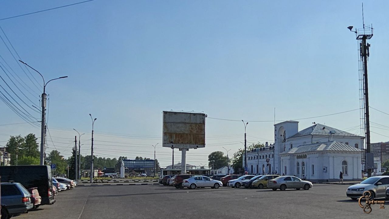 Рекламный щит на Вокзальной площади