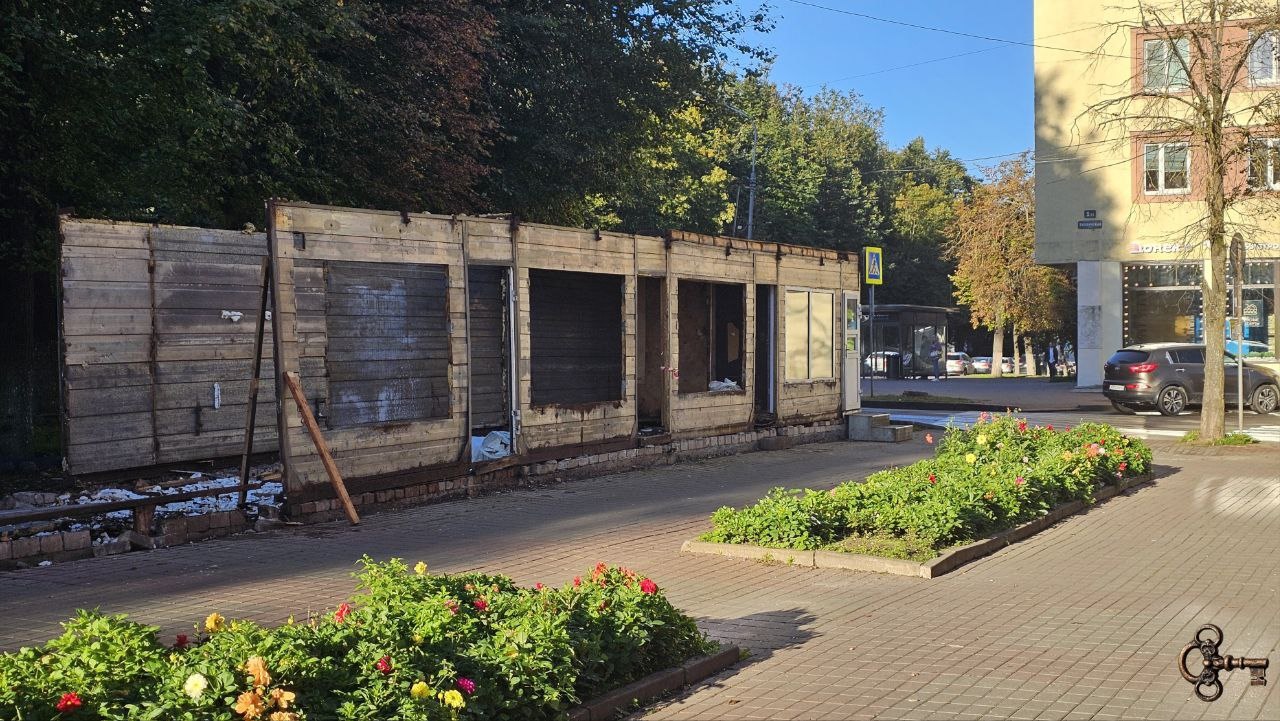 Цветочные ларьки на Розваже демонтируют