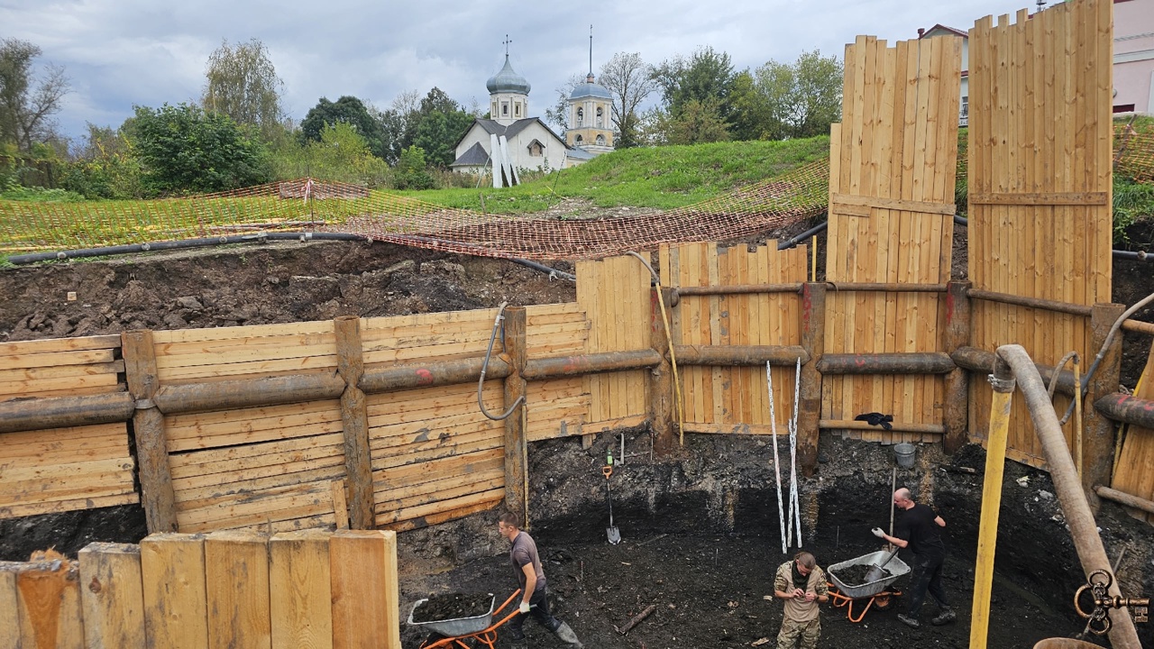 В Великом Новгороде нашли фундамент Наугольной башни XVI века
