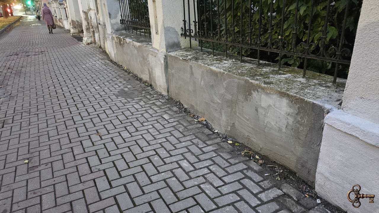 Ограда вокруг церкви Димитрия Солунского