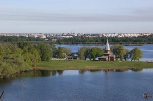 Вид на город через озеро Мячино