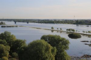 Устои недостроенного железнодорожного моста