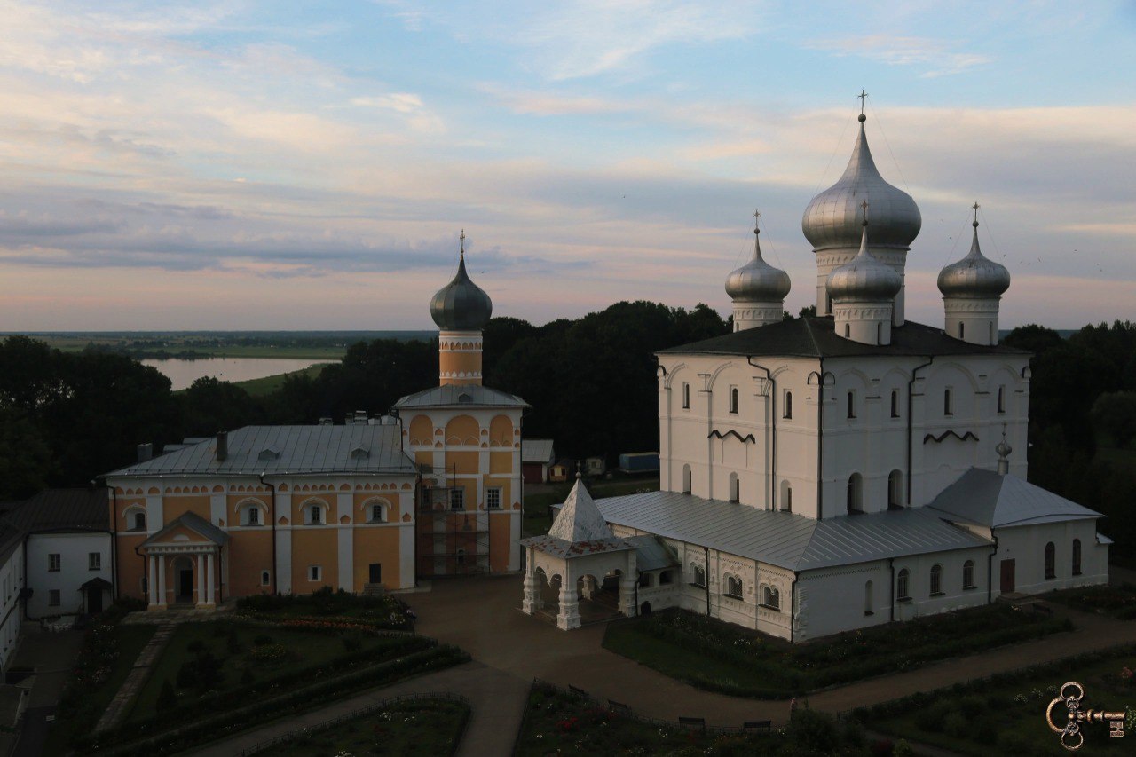 Виды с колокольни Хутынского монастыря