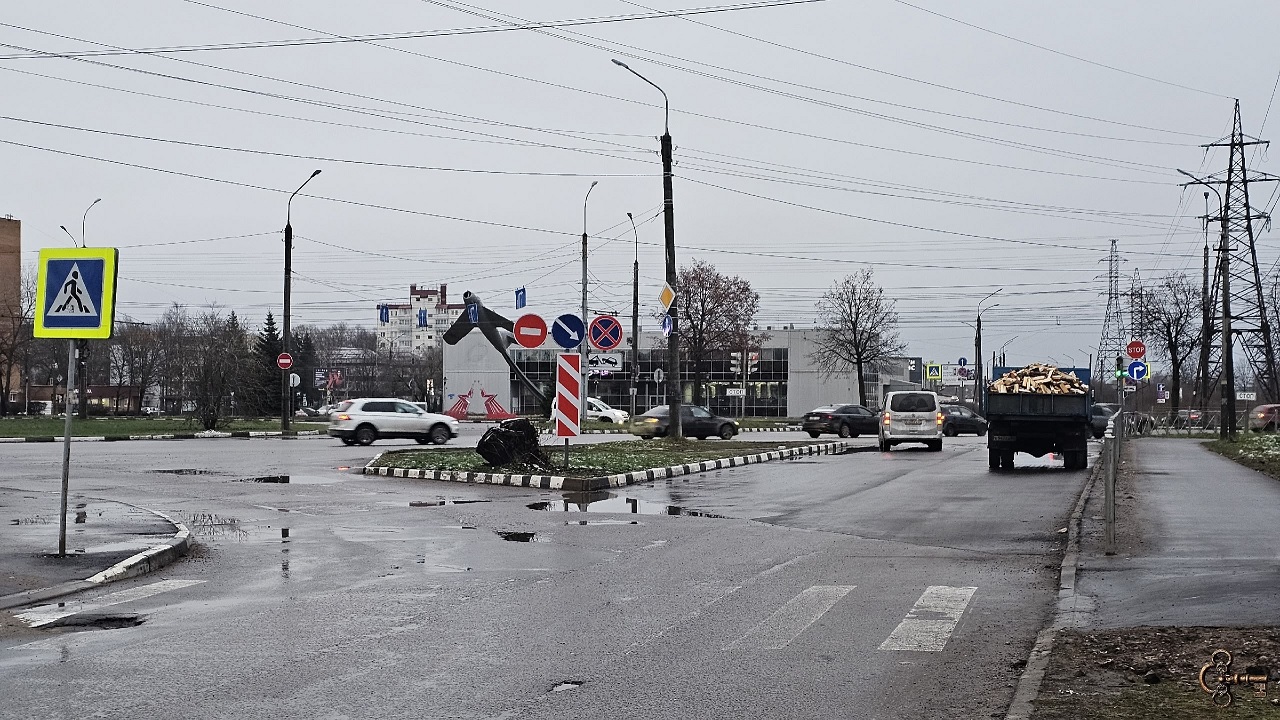 На выезде из Базового переулка изменили схему движения