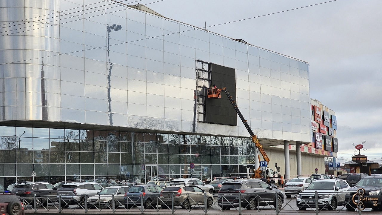 Уличные рекламные экраны убирают с фасадов торговых центров