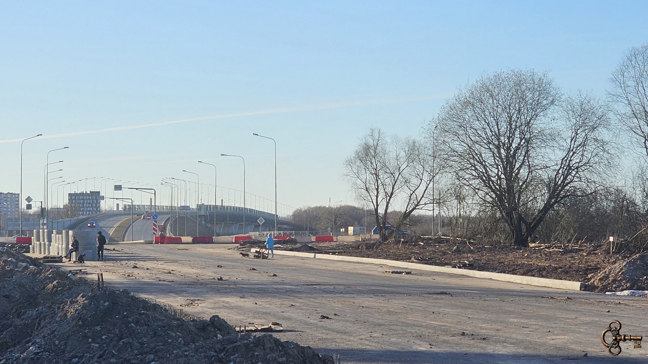 Участок улицы 20 Января на спуске с Деревяницкого моста уже в асфальте