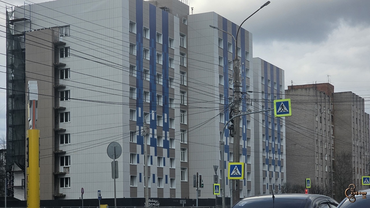 На проспекте Корсунова одно из общежитий теперь за вентфасадом