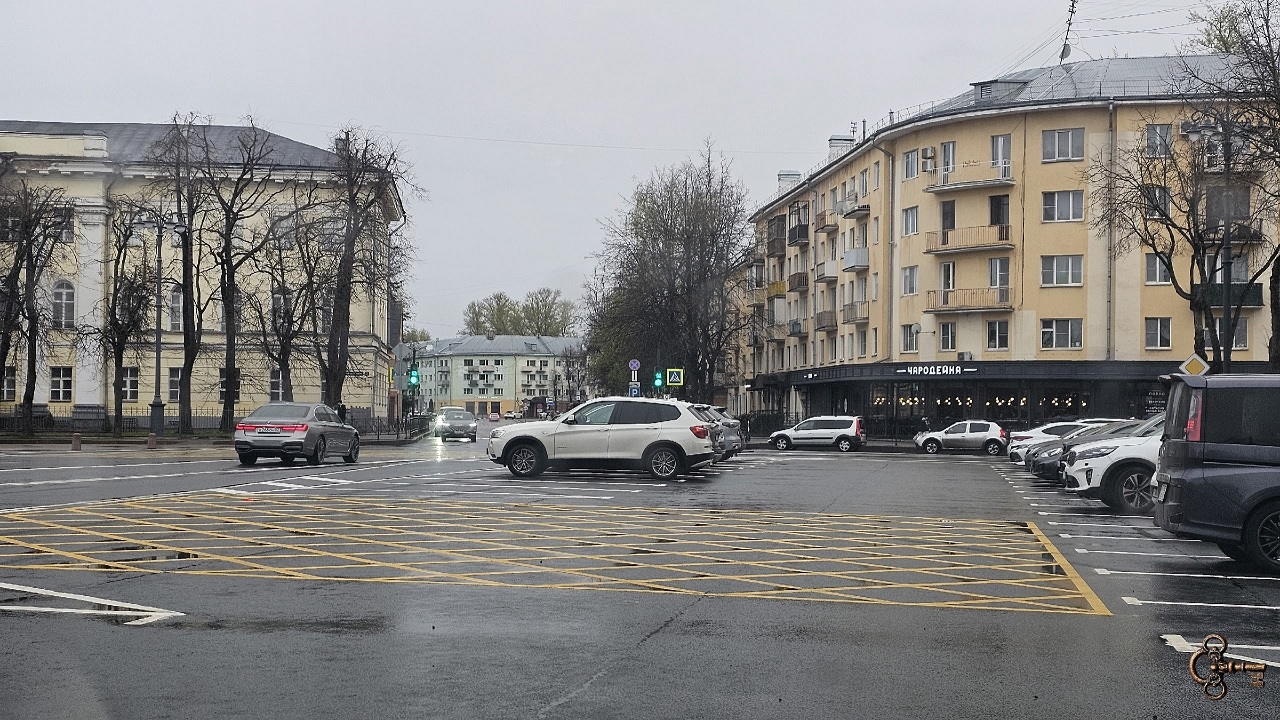 В Великом Новгороде появилась вторая разметка-«вафельница»