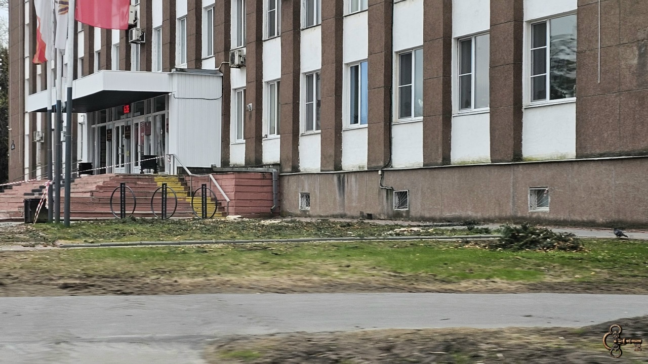 Здание администрации без деревьев
