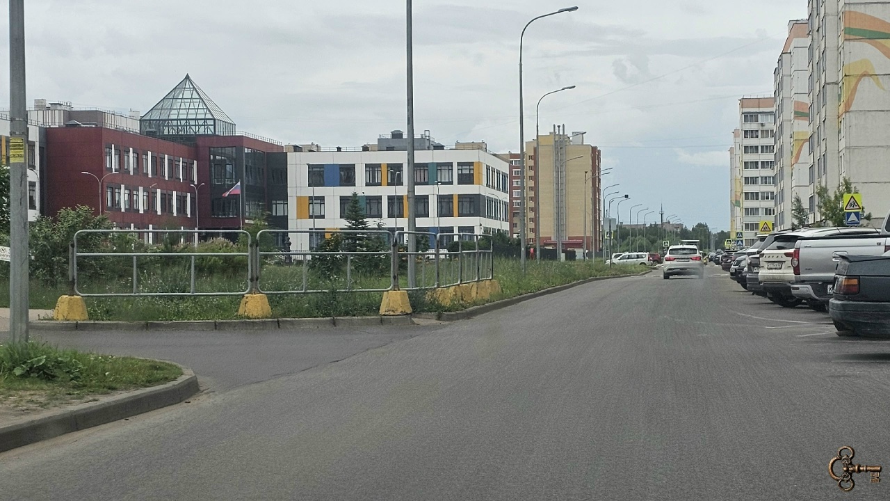 Забор на тротуаре